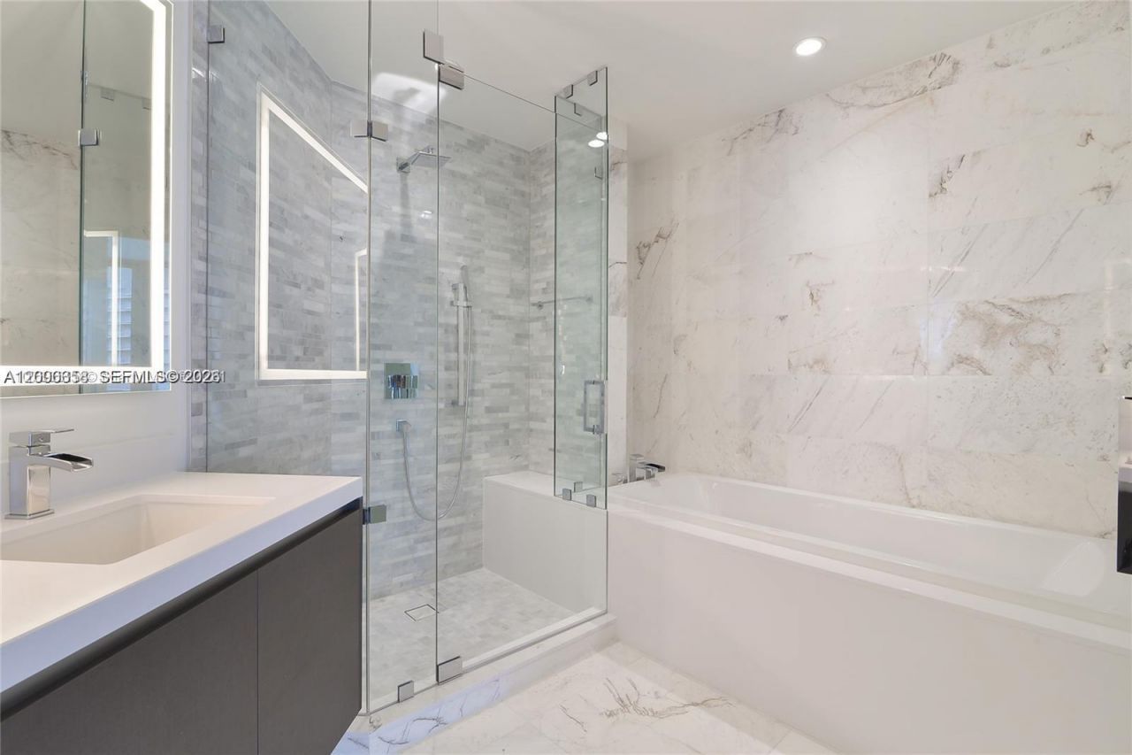 851 NE 1st Ave, Unit 4109, Miami, FL 33132 Photo