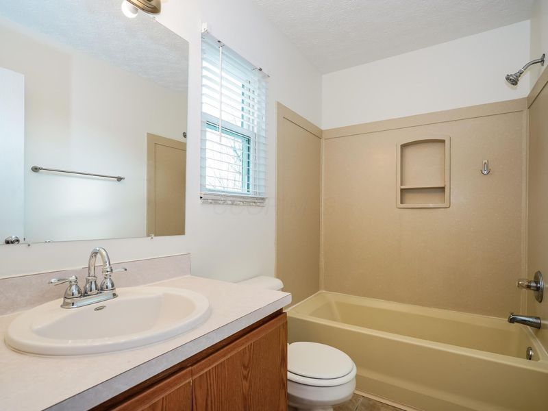 1725 Convair Drive, Galloway, OH 43119 Photo 10