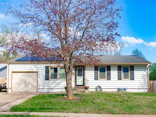 1211 N Cedar Crest Drive, Independence, MO 64056