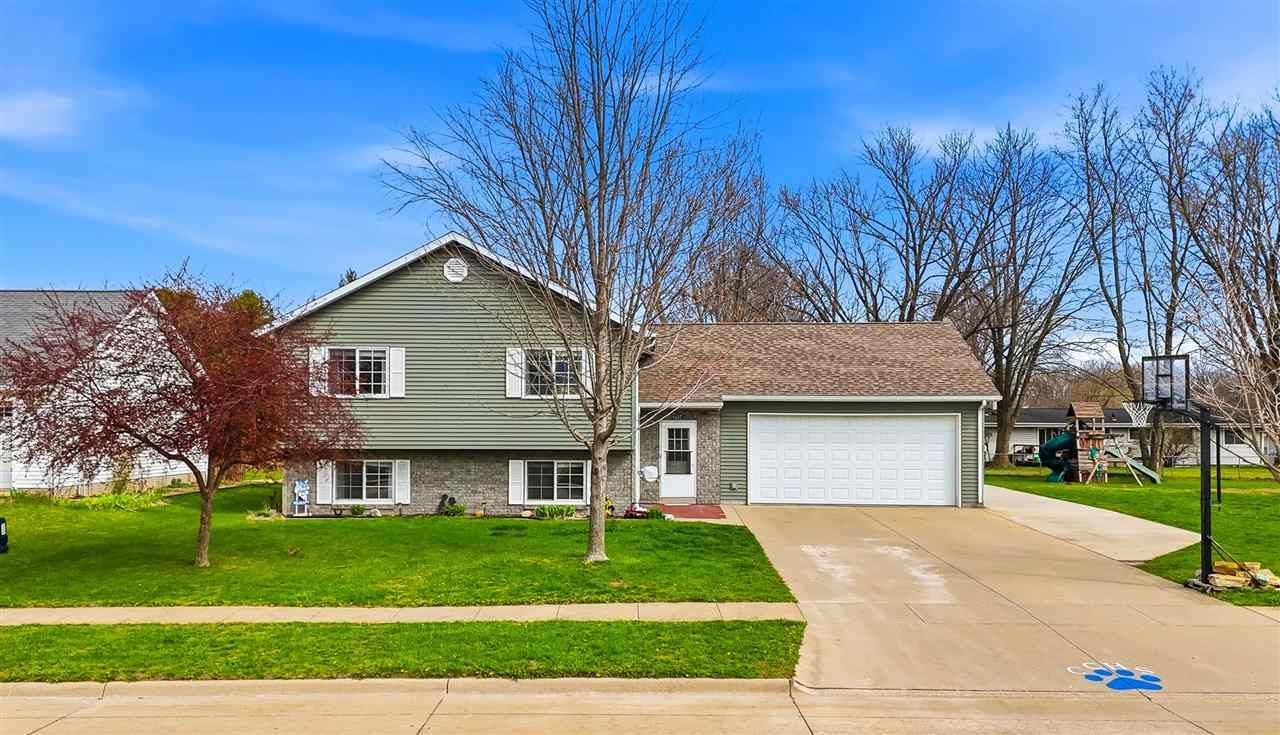 304 Village Sq, Columbus Junction, IA 52738 Main Photo