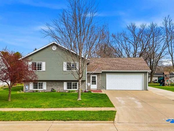 304 Village Sq, Columbus Junction, IA 52738