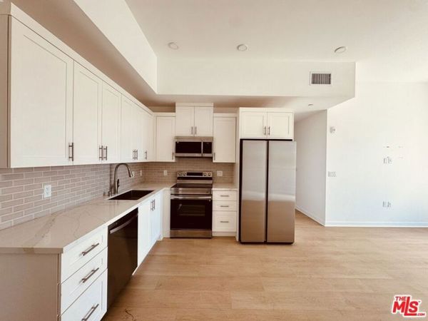 3977 Beverly Boulevard, Unit 402, Los Angeles, CA 90004
