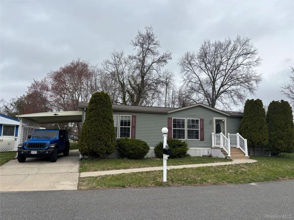 1661 Old Country Road, Unit 417, Riverhead, NY 11901