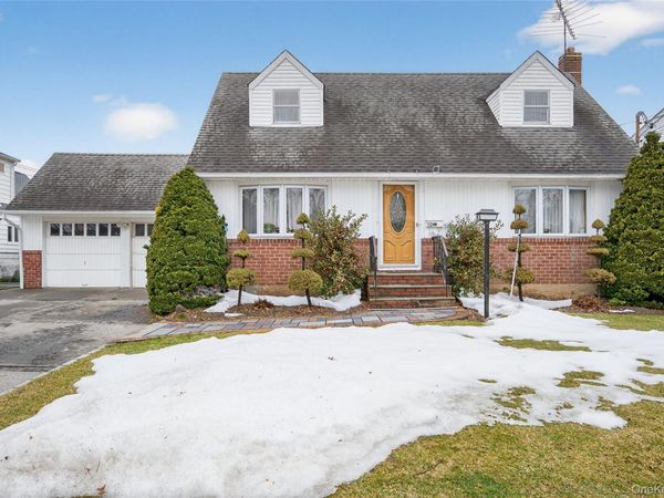 112 Wentworth Avenue , Albertson, NY 11507