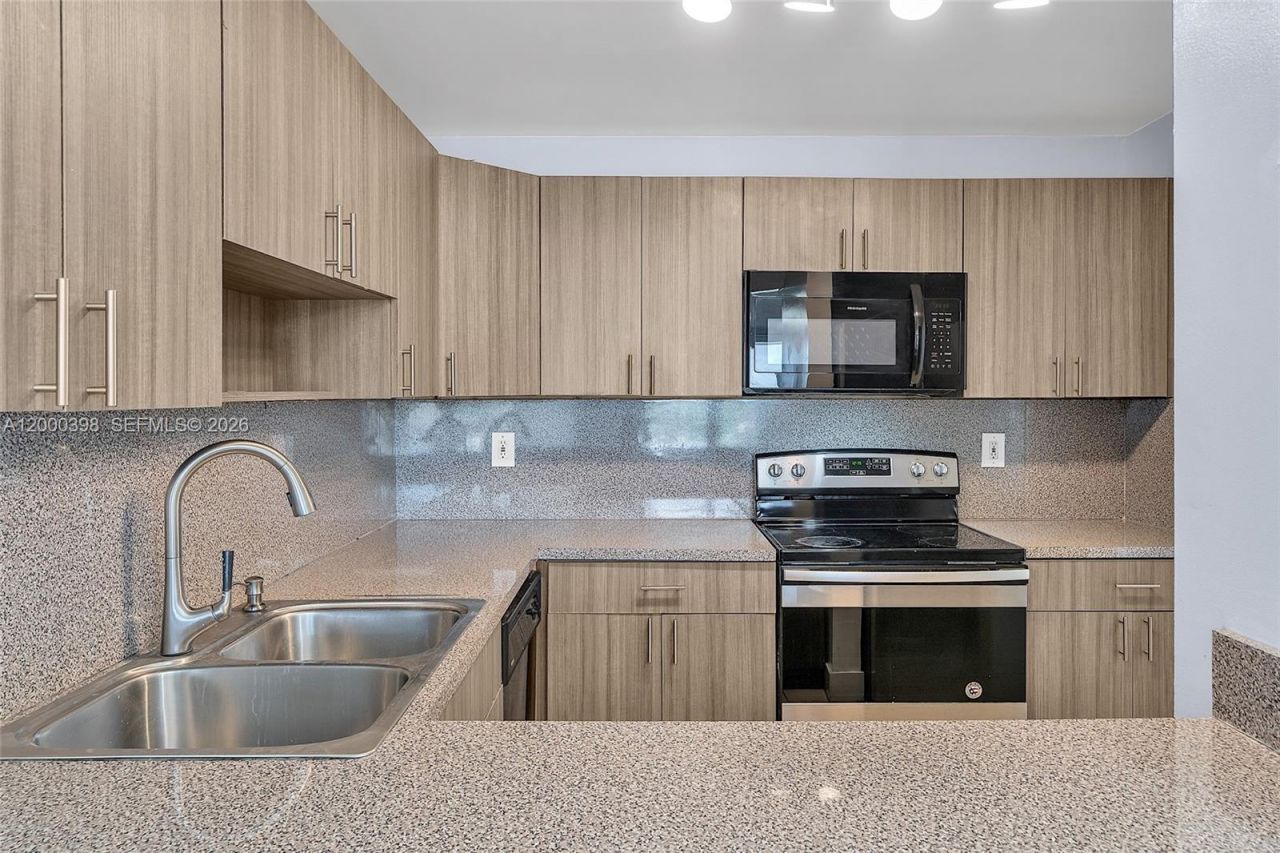 7010 NW 186th St, Unit 5-410, Hialeah, FL 33015 Photo