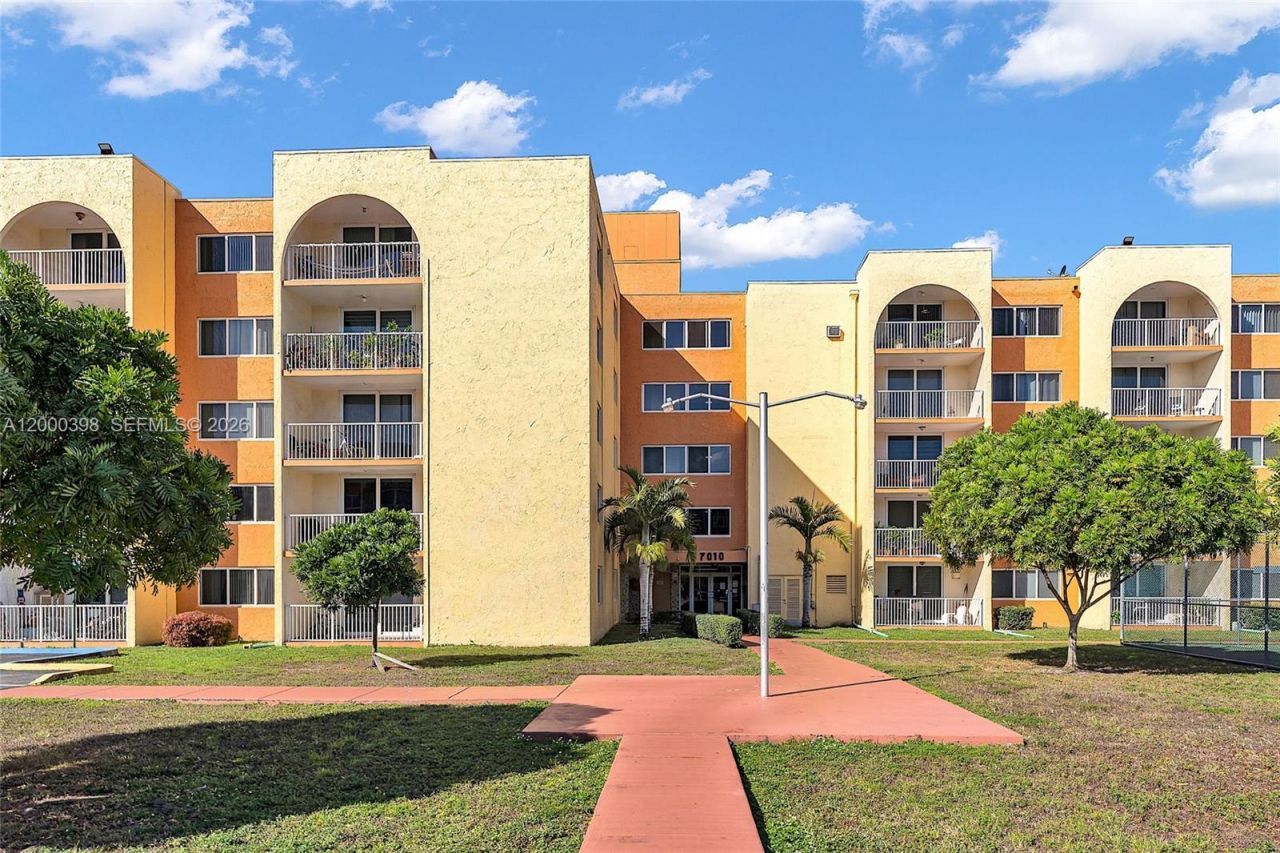 7010 NW 186th St, Unit 5-410, Hialeah, FL 33015 Photo