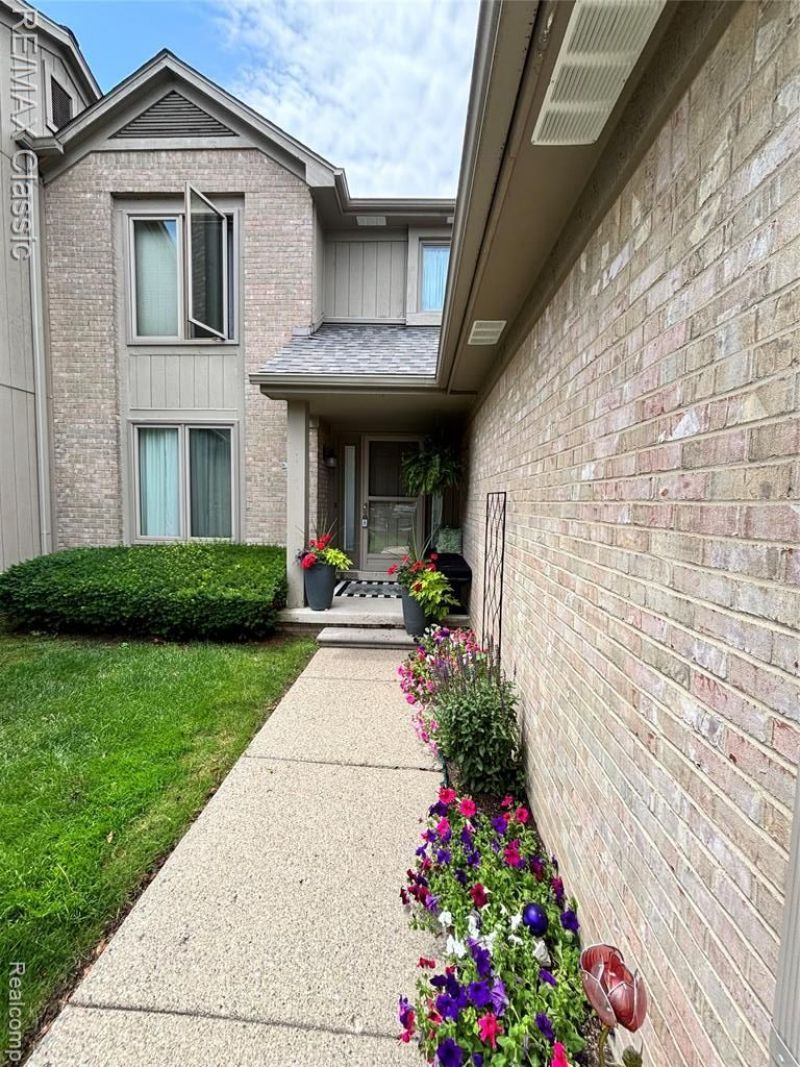 29640 Vista Court, Farmington Hills, MI 48331 Main Photo