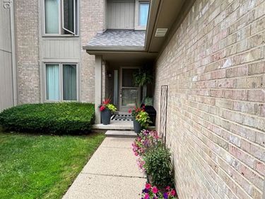 29640 Vista Court, Farmington Hills, MI 48331