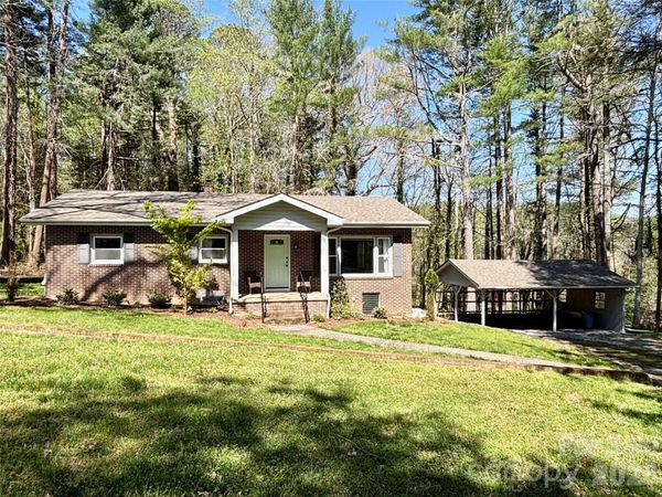 20 White Squirrel Lane, Hendersonville, NC 28739