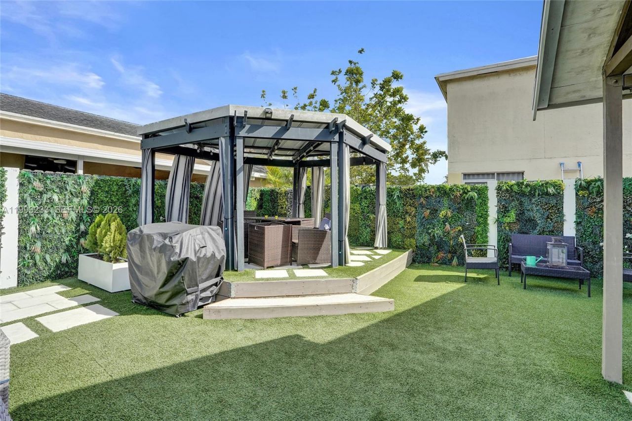 372 W Riverbend Dr, Sunrise, FL 33326 Photo