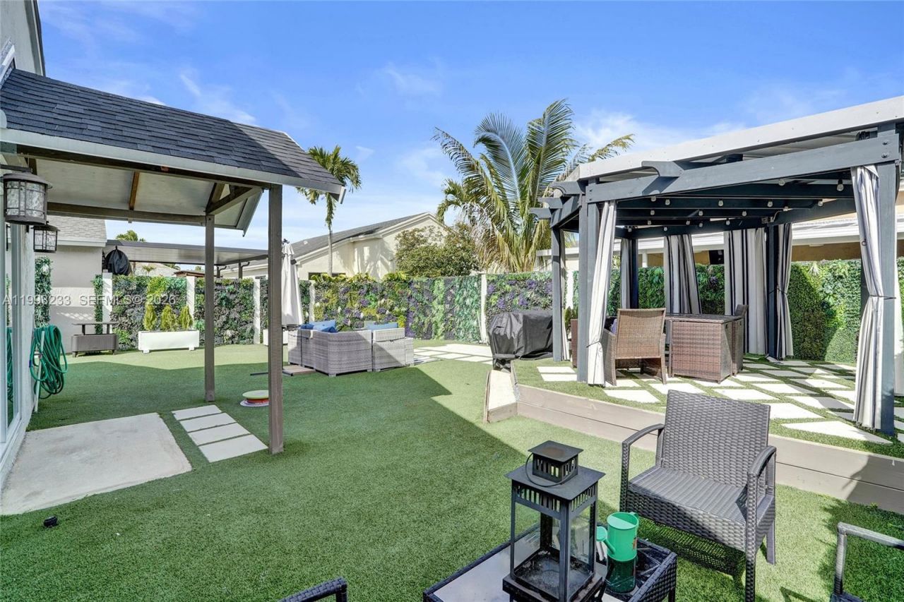 372 W Riverbend Dr, Sunrise, FL 33326 Photo