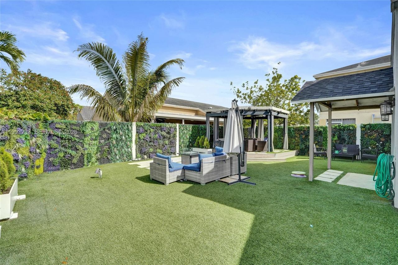 372 W Riverbend Dr, Sunrise, FL 33326 Photo