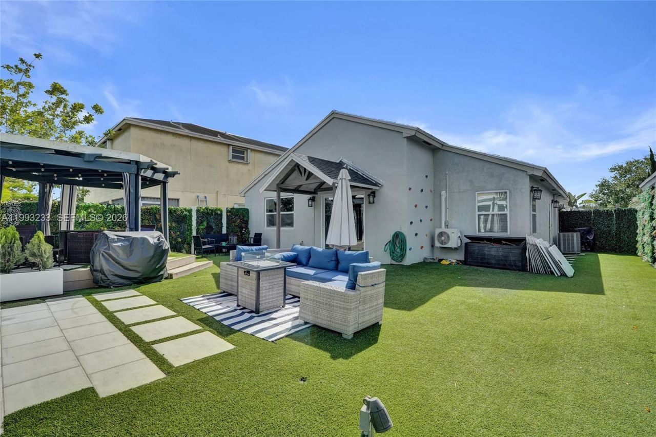 372 W Riverbend Dr, Sunrise, FL 33326 Photo