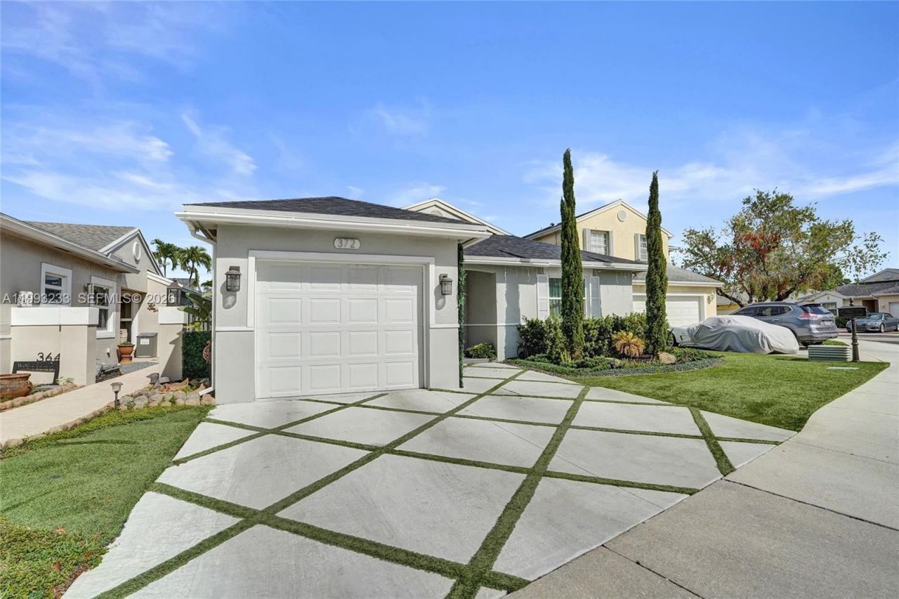 372 W Riverbend Dr, Sunrise, FL 33326 Photo