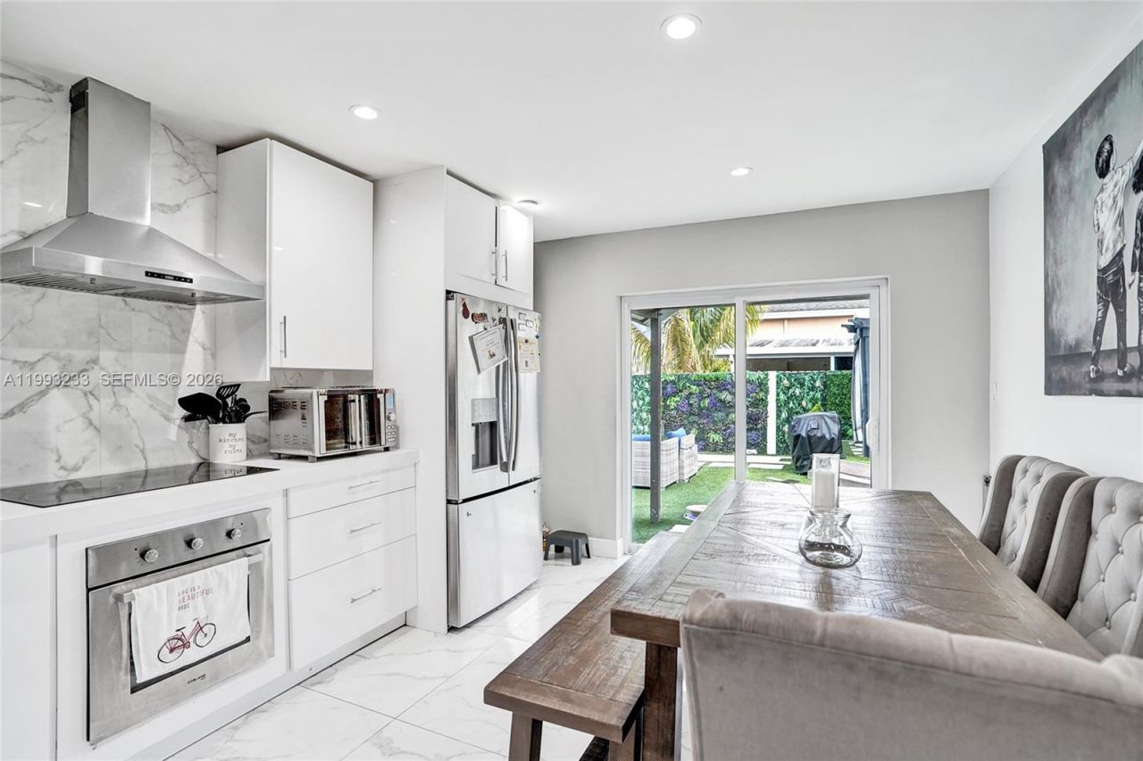 372 W Riverbend Dr, Sunrise, FL 33326 Photo