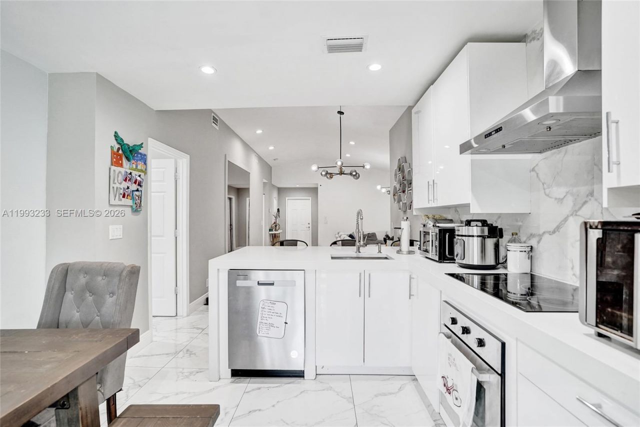 372 W Riverbend Dr, Sunrise, FL 33326 Photo