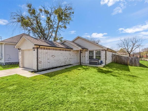 300 Lipscomb Street , Cleburne, TX 76031