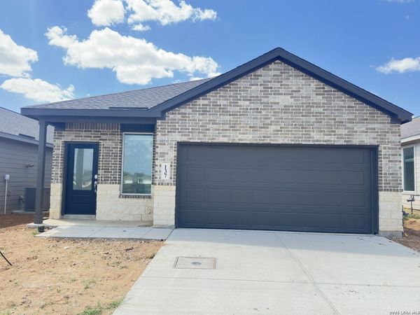137 Wrangler Court, Pleasanton, TX 78064
