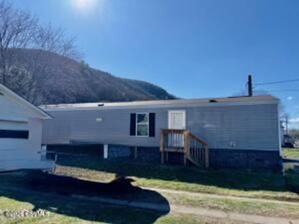 40 JEANETTE Street, Mocanaqua, PA 18655