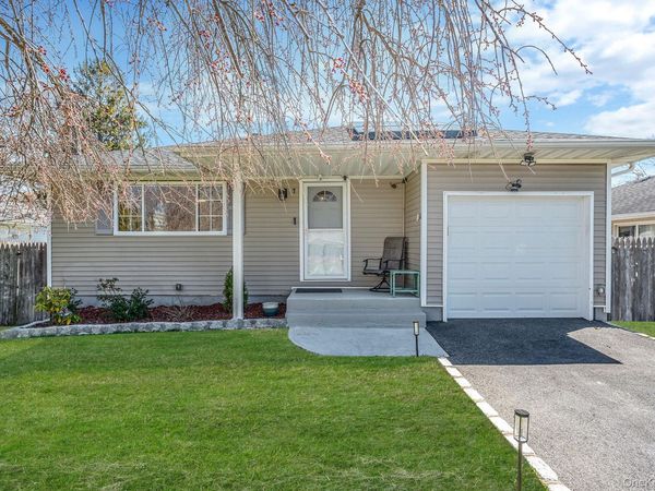 7 Hollywood Drive , Shirley, NY 11967