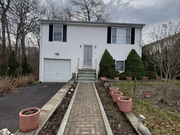 107 Apple Creek Ln, Fall River, MA 02720