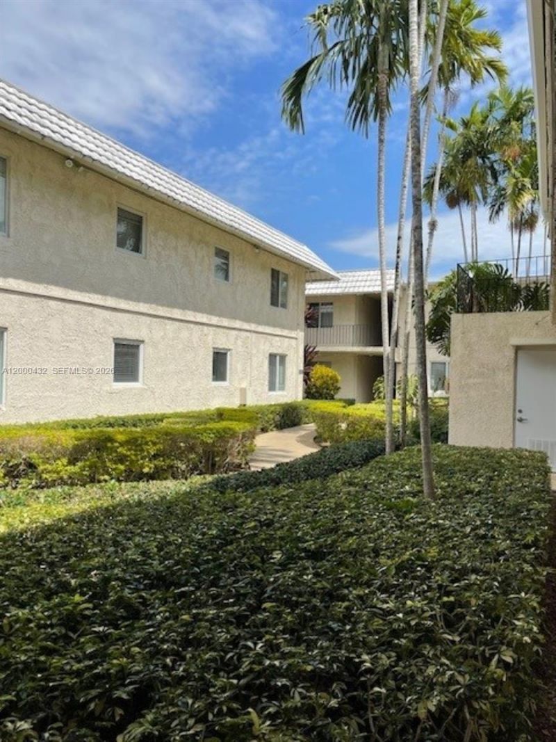 8601 SW 68th Ct, Unit 4, Pinecrest, FL 33156 Photo