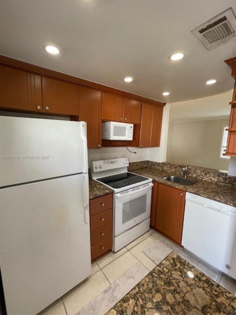 8601 SW 68th Ct, Unit 4, Pinecrest, FL 33156 Photo