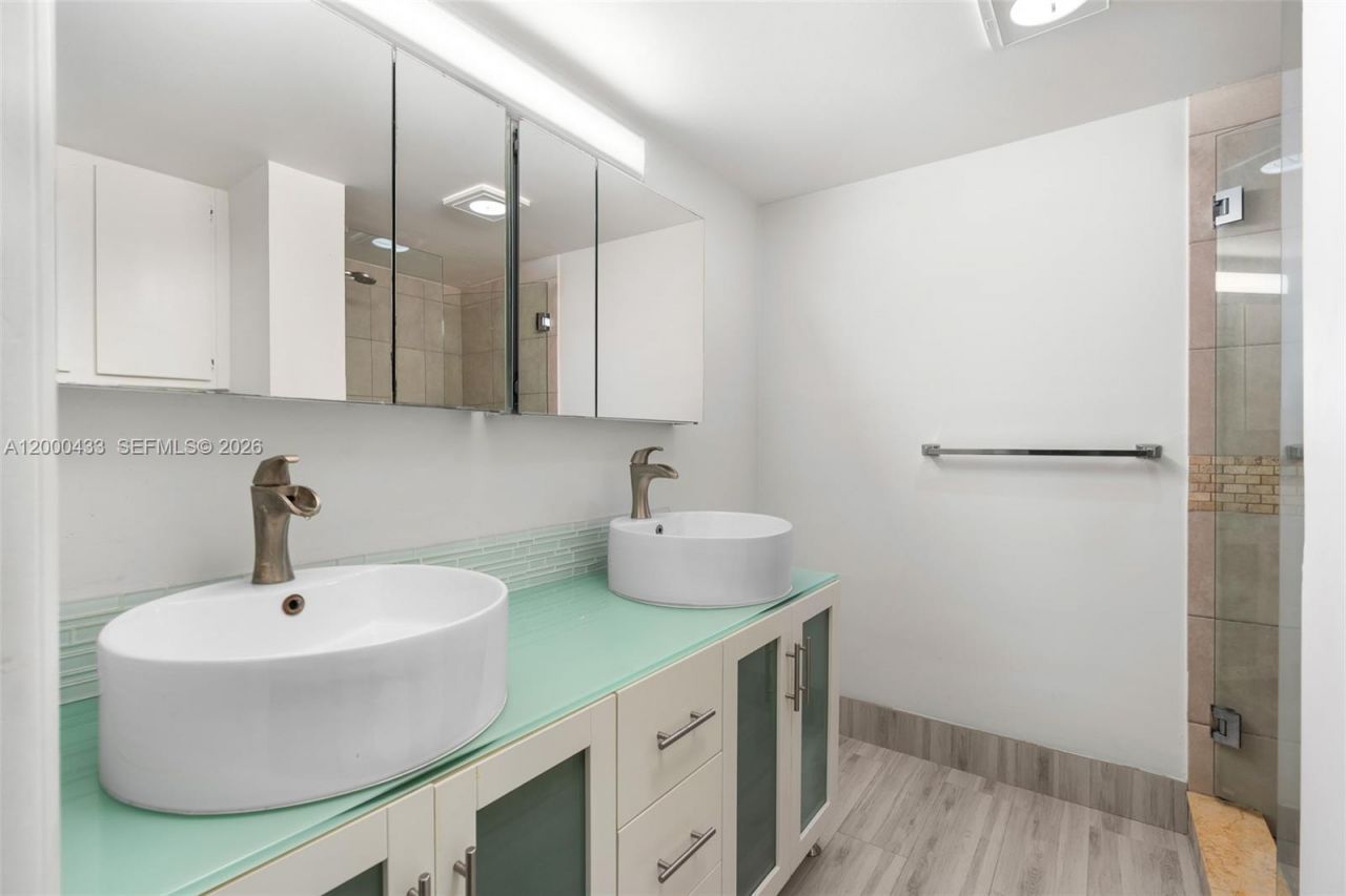 16 Royal Palm Way, Unit 205, Boca Raton, FL 33432 Photo