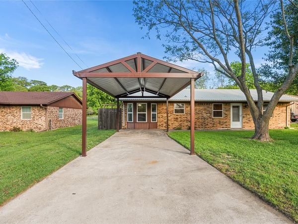 104 Chisholm Street , Saint Jo, TX 76265