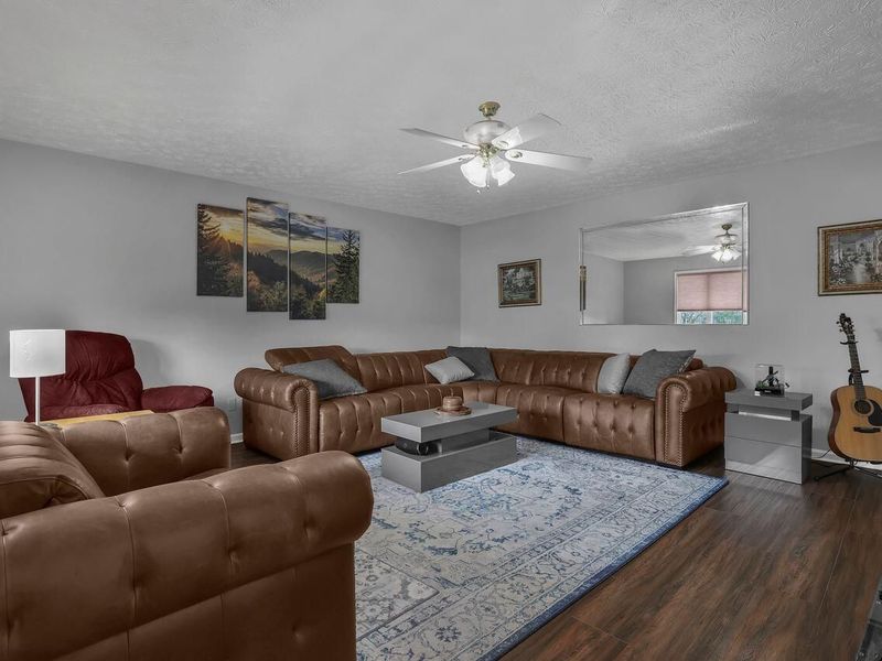 384 Bishop Drive, London, OH 43140 Photo 6