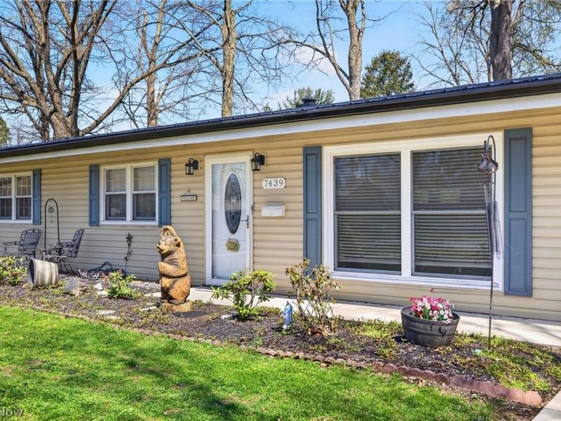 7439 Rockingham Road, Mentor, OH 44060 Photo 2