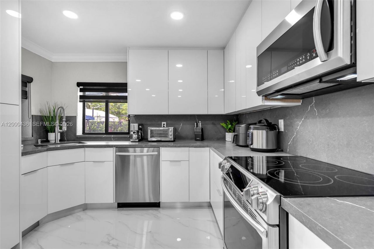 7875 NW 174th Ter, Hialeah, FL 33015 Photo