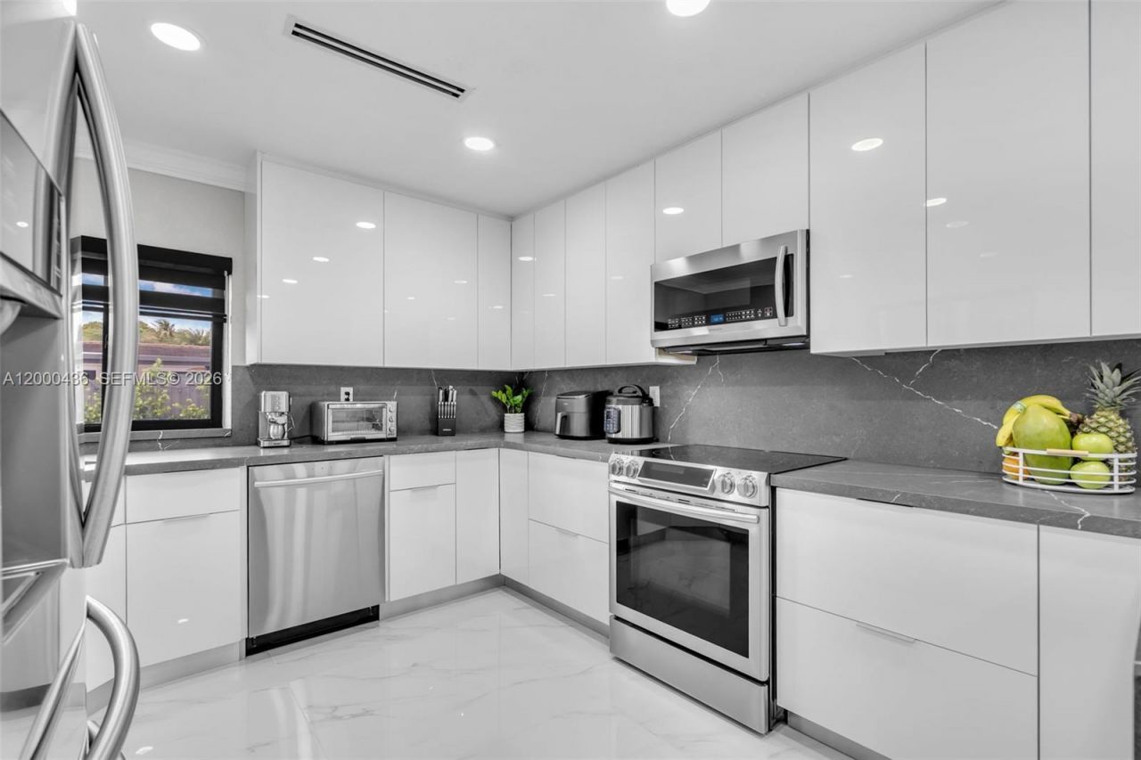 7875 NW 174th Ter, Hialeah, FL 33015 Photo