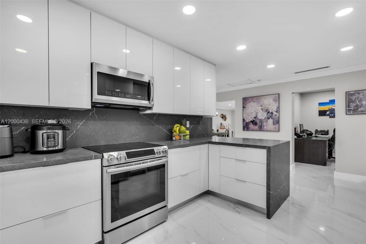 7875 NW 174th Ter, Hialeah, FL 33015 Photo