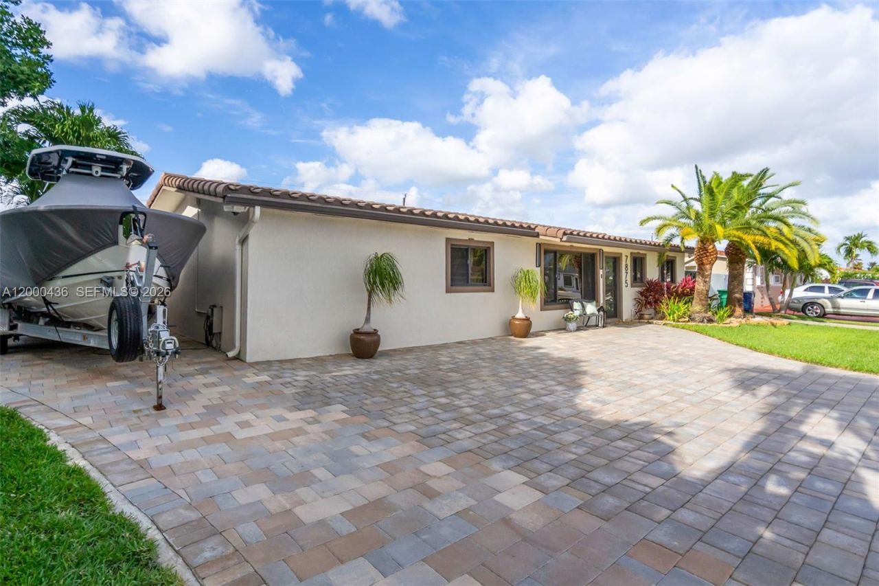 7875 NW 174th Ter, Hialeah, FL 33015 Photo