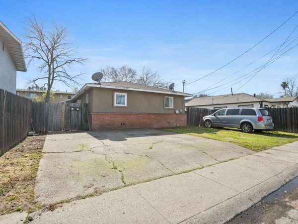 694-698 Eleanor Ave, Sacramento, CA 95815