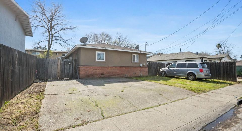 694-698 Eleanor Ave, Sacramento, CA 95815 Photo