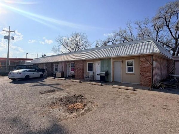 208 N 14th Street, Clinton, OK 73601