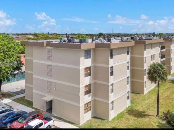 1805 W 56th St, Unit 209, Hialeah, FL 33012