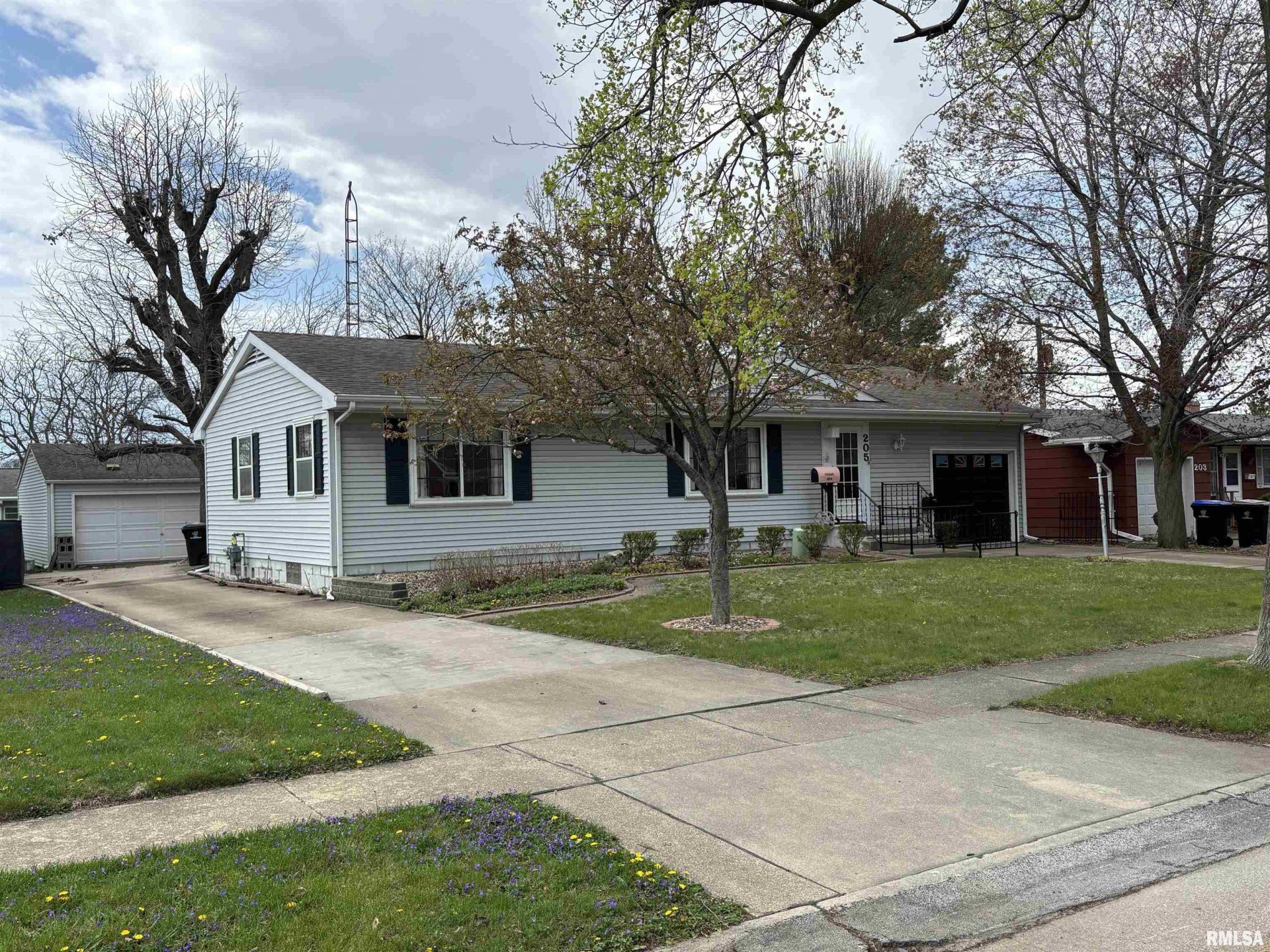 205 Sherwood Way, Bloomington, IL 61701 Main Photo