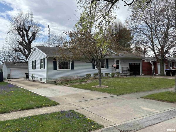 205 SHERWOOD Way, Bloomington, IL 61701