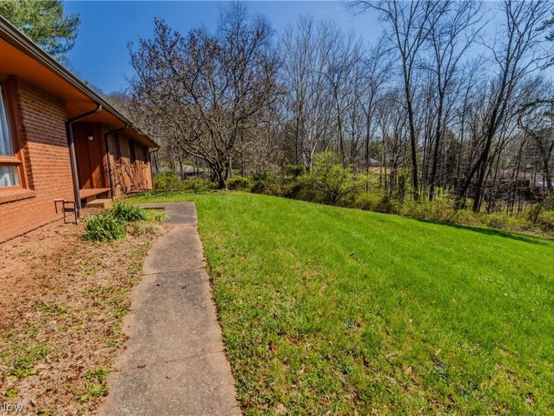 100 Crestwood Circle, Marietta, OH 45750 Photo 3