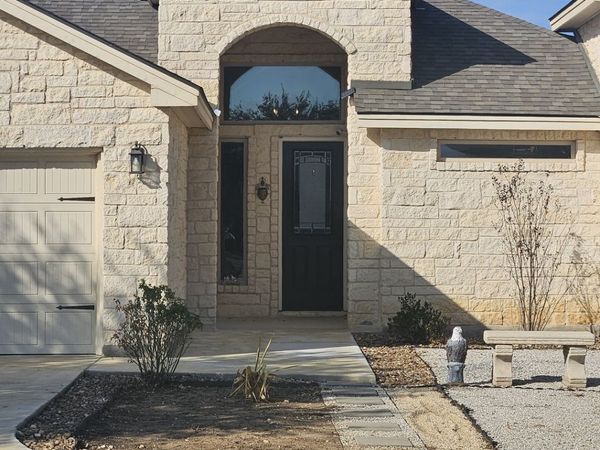 137 W Medium Meadow, Lytle, TX 78052