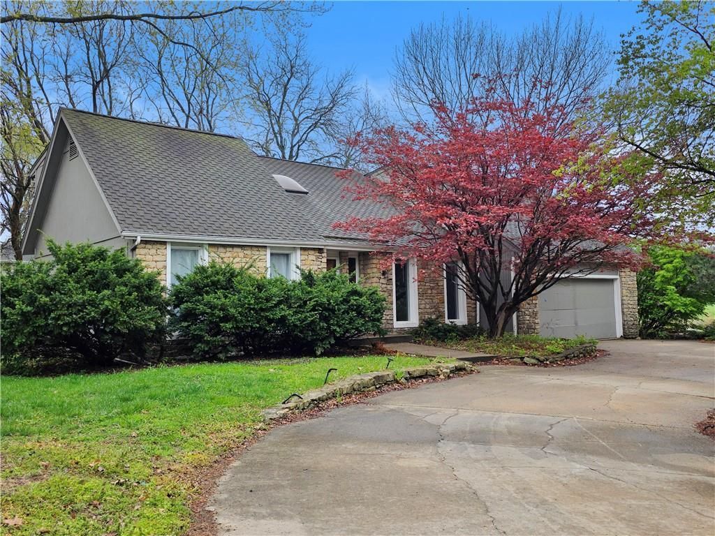 1901 E Frontier Lane, Olathe, KS 66062 Main Photo