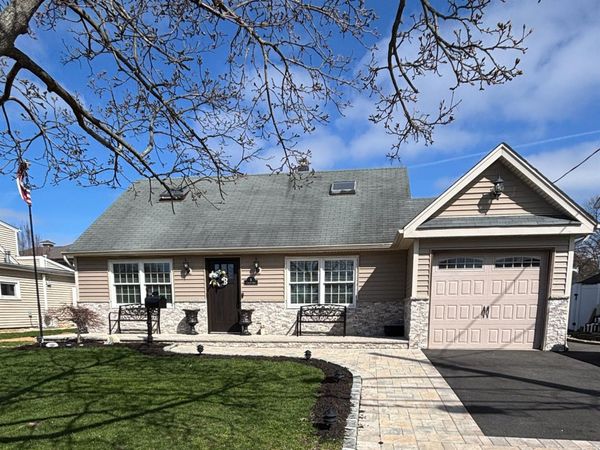 8 Carlton Drive , Massapequa, NY 11758