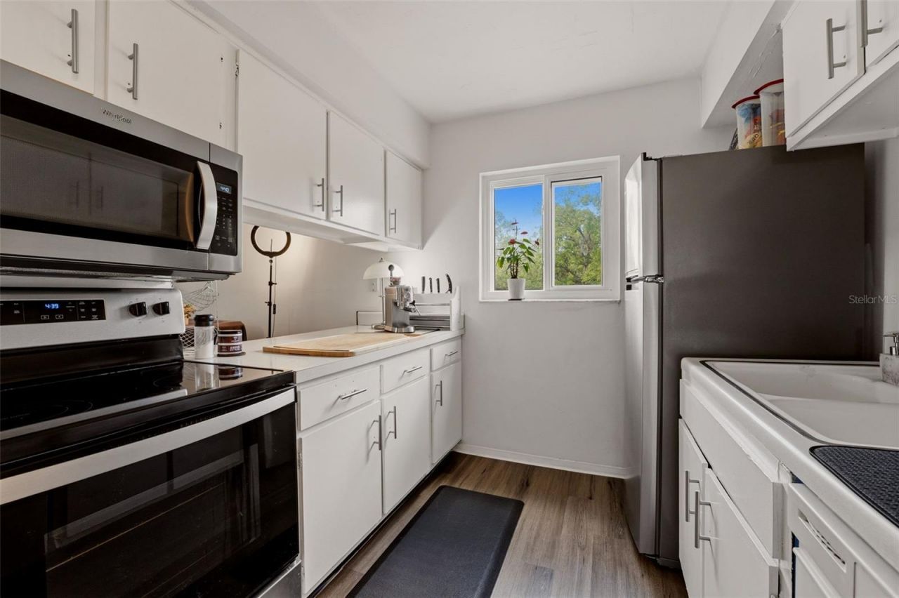 2613 Pine Lake Terrace, Unit D, Sarasota, FL 34237 Photo