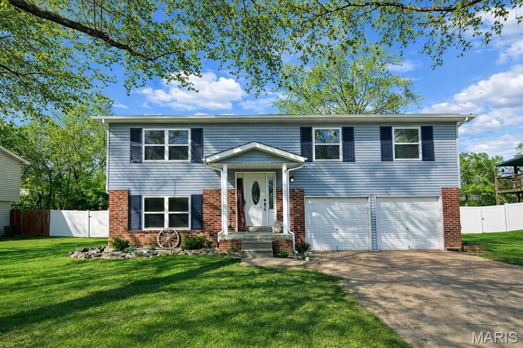 8 Creekwood Drive , Saint Peters, MO 63376 Main Photo