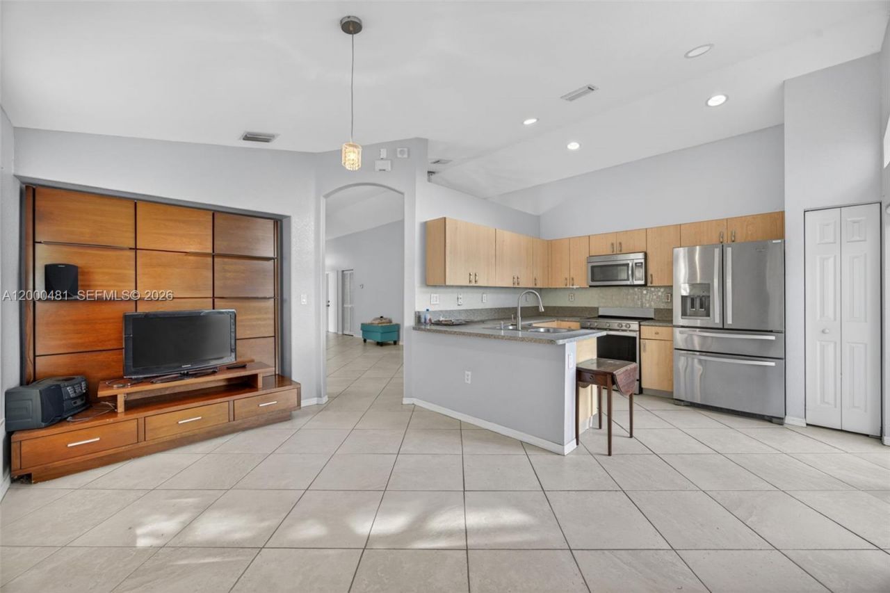 2073 SE 13th St , Homestead, FL 33035 Photo