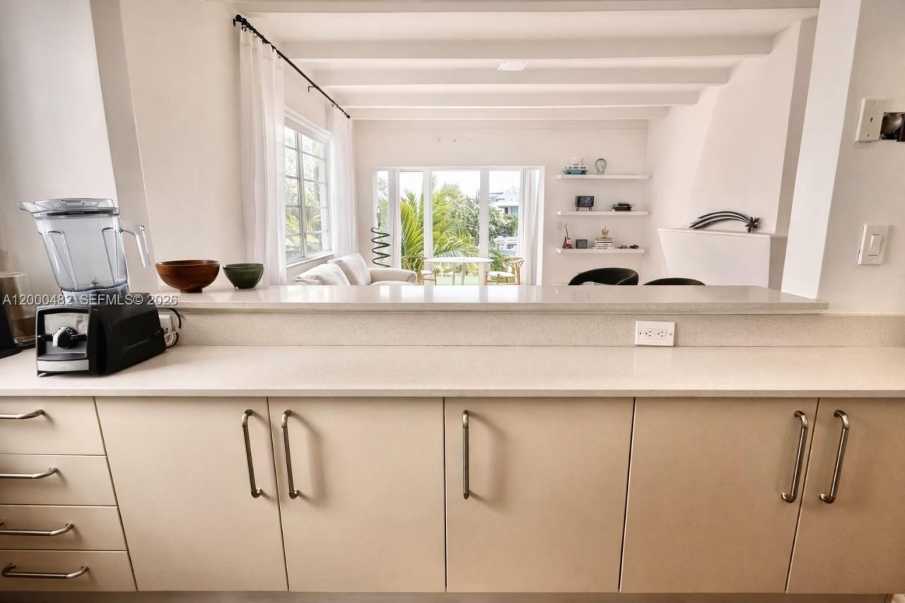 3915 N Meridian Ave, Unit 206, Miami Beach, FL 33140 Photo