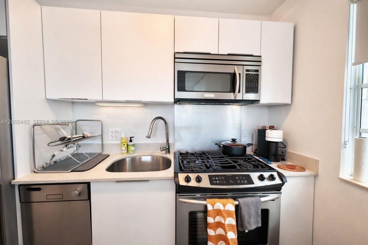 3915 N Meridian Ave, Unit 206, Miami Beach, FL 33140 Photo